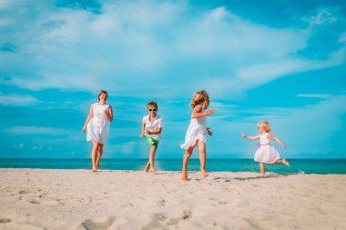 Mutlu aile koşusu ve plaj tatili