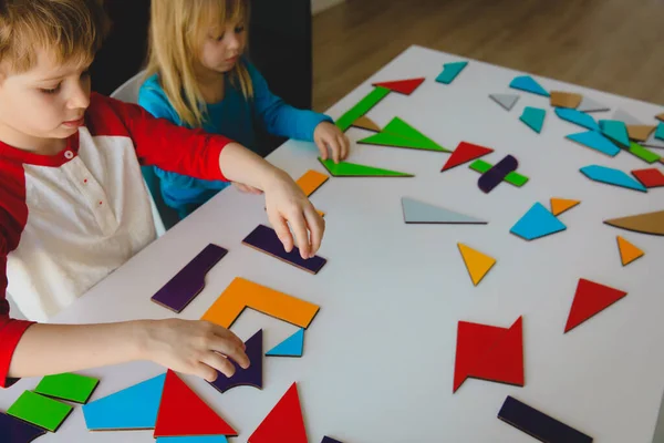 Garçon et fille jouent avec puzzle à la maison, les enfants apprennent — Photo