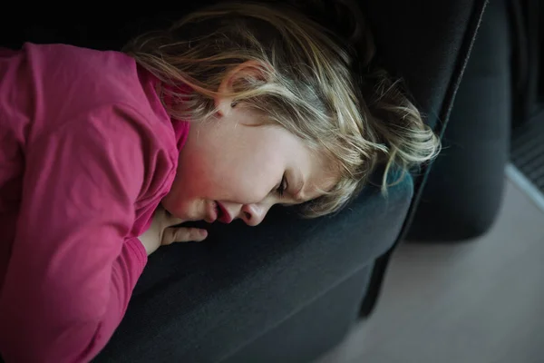 Niño triste llorando, niño aburrido y cansado de quedarse en casa — Foto de Stock