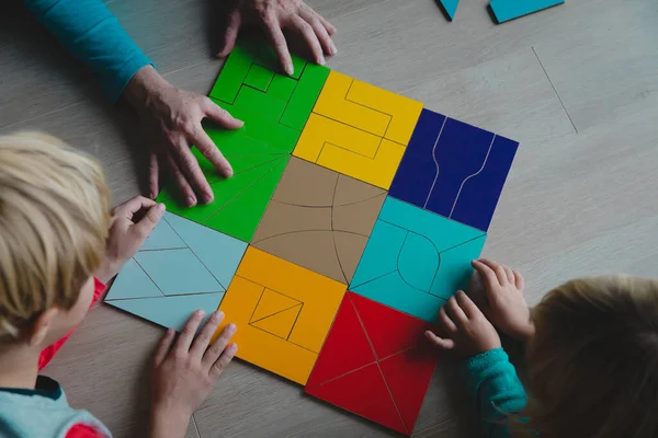 Öğretmen ve çocuklar bulmacayla oynar, tangram yaparlar. — Stok fotoğraf