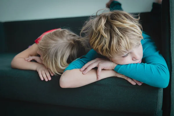 Barn - pojke och flicka - uttråkad stanna hemma — Stockfoto