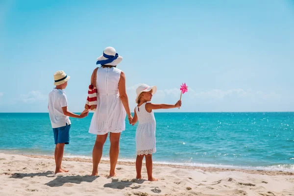 Mãe com filho e filha na praia — Fotografia de Stock