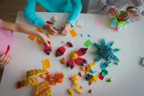 Enfants faisant de l'origami artisanat avec du papier, activités d'apprentissage — Photo