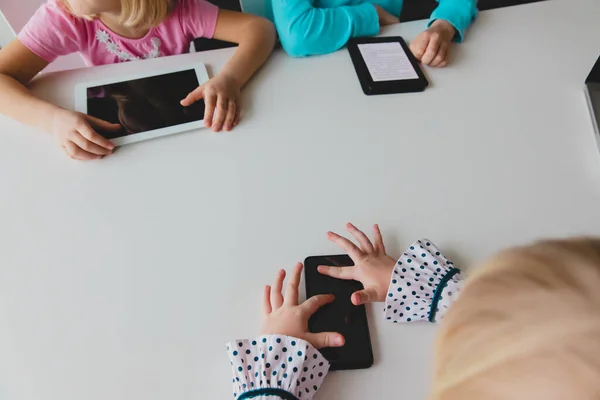 Niños en el aprendizaje a distancia, la familia usando el panel táctil, el teléfono móvil y el libro electrónico —  Fotos de Stock