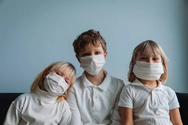 Niños con máscaras, cuarentena en casa, niños y niñas se quedan en casa —  Fotos de Stock