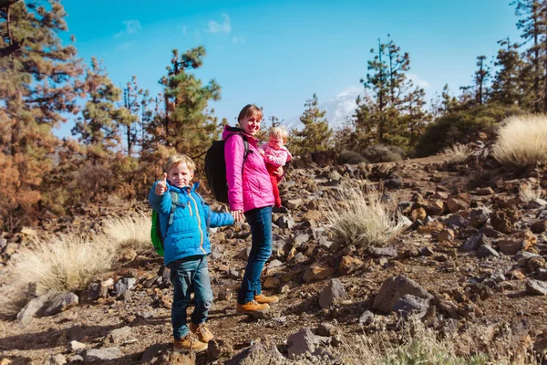 Lycklig mor med barn resa i naturen, familj vandring — Stockfoto