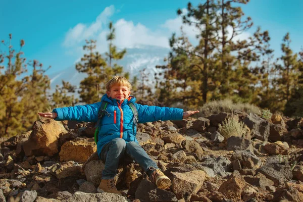 Щасливий хлопчик пішохідний в горах, сімейні подорожі — стокове фото