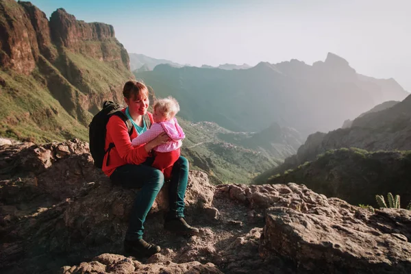 幸せな母親とかわいい娘が山の中を旅する — ストック写真