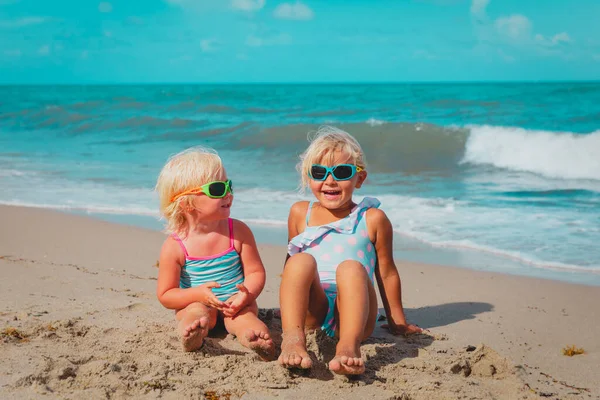 Roztomilý šťastný holčičky hrát na tropické pláži — Stock fotografie