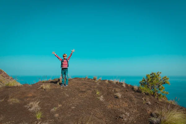 Glücklicher kleiner Junge reist gern, Kind wandert in den Bergen — Stockfoto