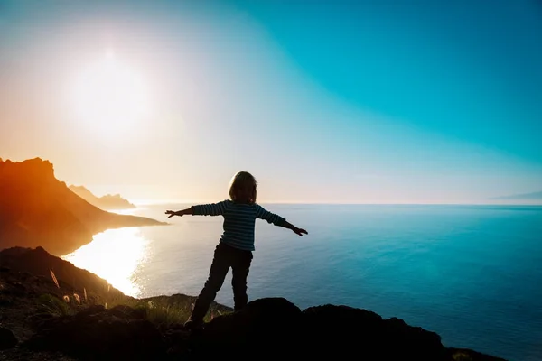 Menina feliz viajar nas montanhas ao pôr do sol — Fotografia de Stock