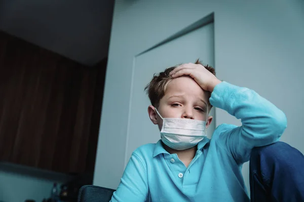 Хвора дитина з інфекцією або вірусом, хлопчик в масці вдома — стокове фото
