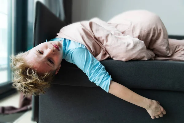 Enfant malade avec virus à la maison, enfant isolé — Photo