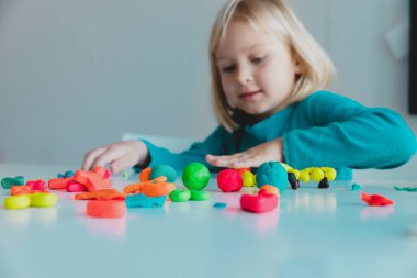 Çamur kalıplarıyla oynayan çocuk, el sanatları