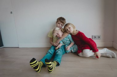 Çocuklar evde oturmaktan sıkılmış ve yorulmuşlar.