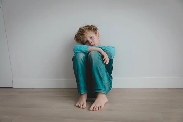 Pojke som känner ångest och stress, barn som stannar hemma — Stockfoto
