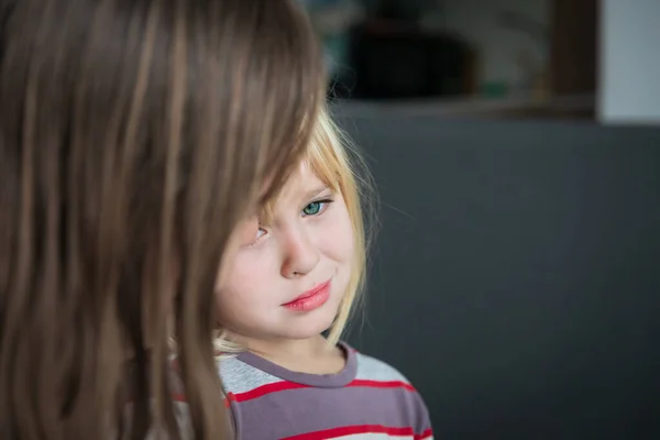 Ledsen liten flicka prata med mamma hemma, familj stannar hemma — Stockfoto