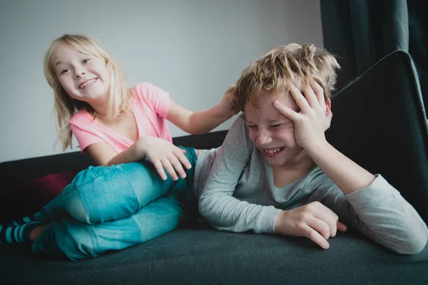 Bror och syster slåss hemma, pojke och flicka stannar inomhus — Stockfoto