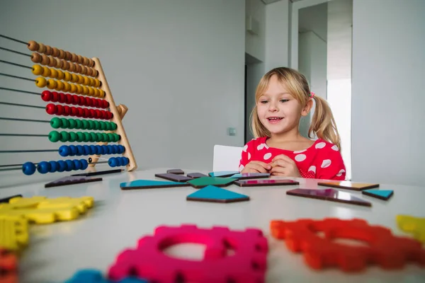 Petite fille jouer avec puzzle à la maison, enfant apprendre des formes — Photo