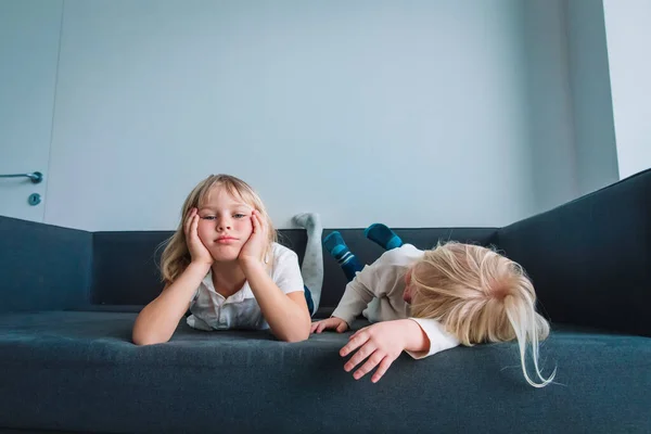 Barn uttråkade och trötta på att stanna hemma, flickor känner ångest och stress — Stockfoto