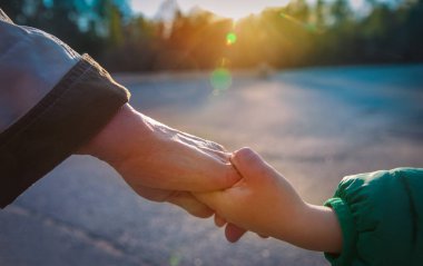 Büyükanne dışarıda torun tutuyor, aile bakımı.