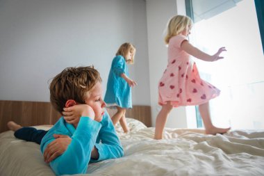 Çocuklar evde kalıyor, erkekler kızlarla dans edip eğlenmekten sıkılmış ve yorgun hissediyor.