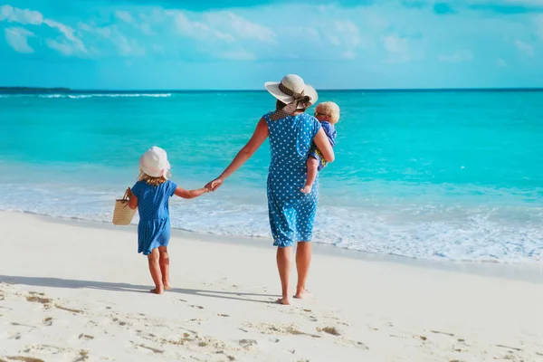 Familia en la playa vacaciones-madre con dos niños en el mar —  Fotos de Stock