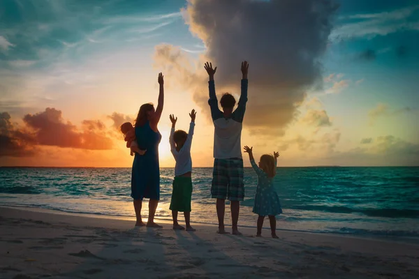 Gelukkig familie met kinderen hebben plezier bij zonsondergang strand — Stockfoto