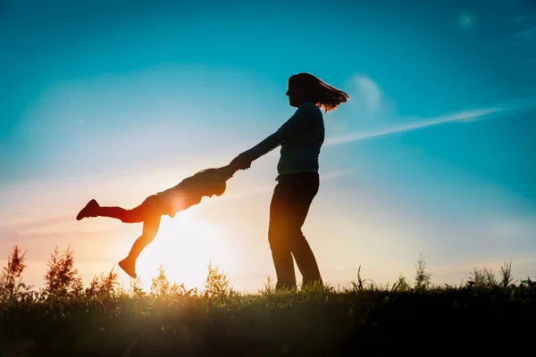 Lycklig mor med liten dotter leka i naturen — Stockfoto