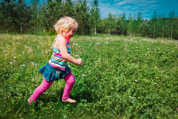 Gadis kecil yang bahagia berjalan dan bermain di alam musim panas, — Stok Foto