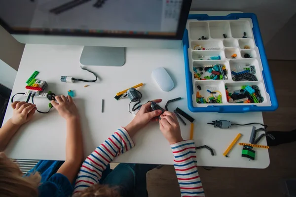 Les enfants construisent un robot et le programment sur ordinateur — Photo