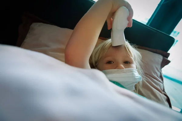 Дитина з інфекцією або вірусом вдома вимірює гарячку — стокове фото