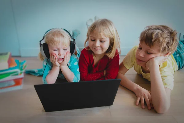 Niños que aprenden en línea con la computadora, familia que permanece en casa —  Fotos de Stock
