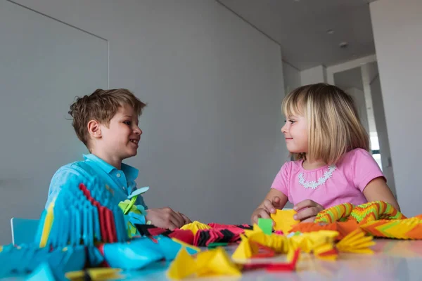 家庭で紙で折り紙を作る子供たち子供のための屋内工芸品 — ストック写真