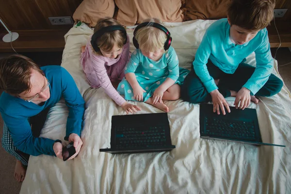 Familie zu Hause, Vater mit Handy und Kinder mit Computer — Stockfoto