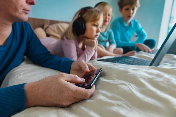 Familie zu Hause, Vater mit Handy und Kinder mit Computer — Stockfoto