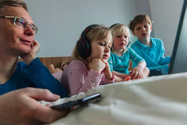 Familie zu Hause, Vater mit Handy und Kinder mit Computer — Stockfoto