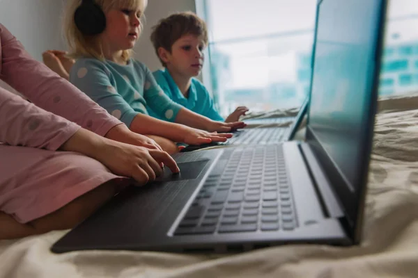 Kinder zu Hause, Jungen und Mädchen auf Fernkurs mit Computern — Stockfoto