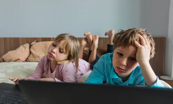Kinder langweilen sich zu Hause mit dem Computer, Jungen und Mädchen gestresst und erschöpft — Stockfoto