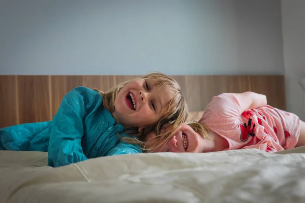Glada små flickor leker hemma, barnen njuter av tiden tillsammans — Stockfoto