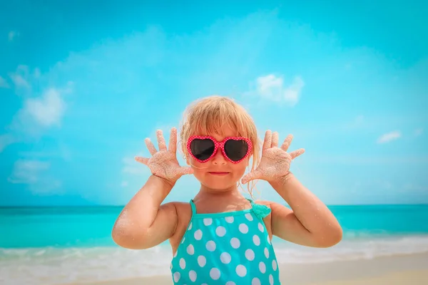 Heureuse petite fille s'amuser sur la plage vacances — Photo