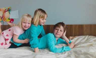 Mutlu çocuklar evde oynar, çocuklar birlikte vakit geçirir.