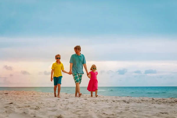 Père avec fils et fille marchant sur la plage — Photo