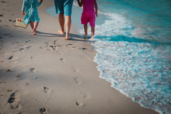 아이들 이 모래에 발자국을 남기고 해변을 걷는 엄마들 — 스톡 사진