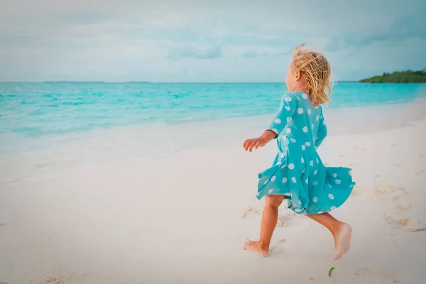 Feliz niña correr y jugar en la playa —  Fotos de Stock