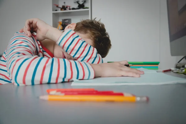 Enfant fatigué et ennuyé de faire ses devoirs, enfant stressé d'apprendre à l'intérieur — Photo