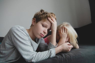 Yorgun ve üzgün çocuklar, stres ve depresyon. istismar