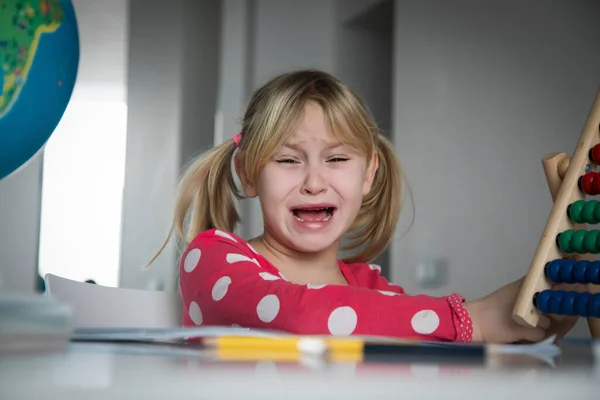 Triste enfant pleurant faire ses devoirs à l'intérieur, problèmes mentaux de rester à la maison — Photo