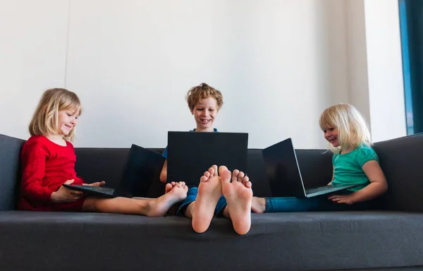 Kinder zu Hause, Jungen und Mädchen auf Fernkurs mit Computern — Stockfoto