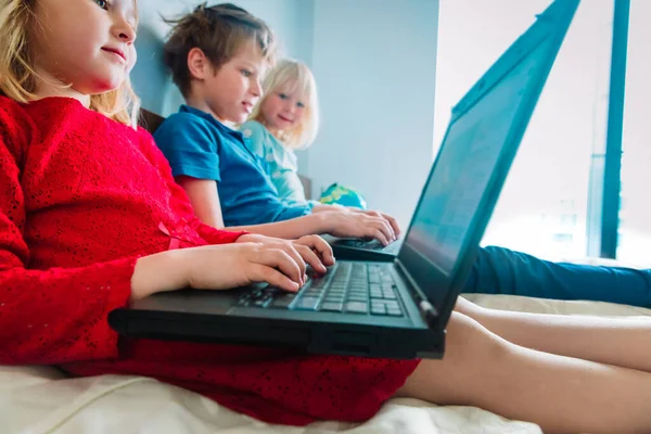 Kinder zu Hause, Jungen und Mädchen auf Fernkurs mit Computern — Stockfoto
